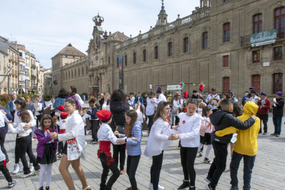 Nens ballant a Cervera amb la música de l'Agrupació Coral i el Conservatori