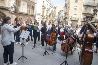 Caramellaires Aires del Sió i joves músics a Agramunt.