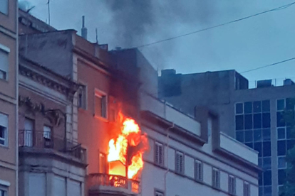 El incendio en la tercera planta de un bloque de pisos de Balmes causó una gran llamarada. 