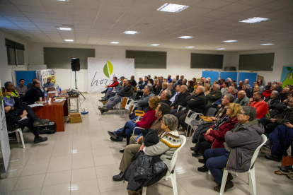 Seguridad. La comisión de l’Horta de la FAV organizó ayer una reunión sobre seguridad, en la que participaron Mossos y Urbana. Dieron consejos y explicaron el proyecto de patrullar la zona con drones.