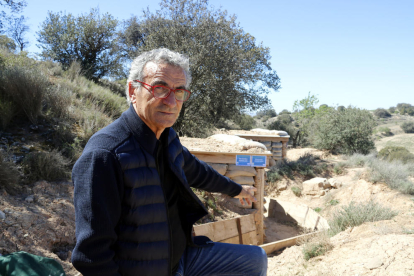 L’alcalde, Jaume Gilabert, mostra l’accés al refugi antiaeri recuperat a les trinxeres.