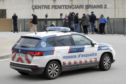 Medios de comunicación ante el Centro Penitenciario Brians 2 a la espera de la posible salida del exjugador del Barça Dani Alves, acusado de haber violado presuntamente a una joven en una discoteca de Barcelona el pasado 30 de diciembre, que finalmente no se producirá ya que la Audiencia de Barcelona ha acordado mantener en prisión preventiva y sin fianza al futbolista, desestimando el recurso de apelación que su defensa presentó contra el auto de prisión de la jueza instructora.