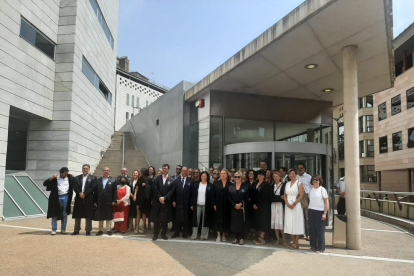 Abogados leridanos se concentraron ayer a las puertas de la Audiencia Provincial de Lleida. 