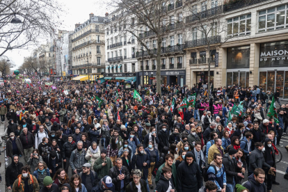 Miles de personas marchan en París contra la reforma de las pensiones impulsada por el Elíseo.