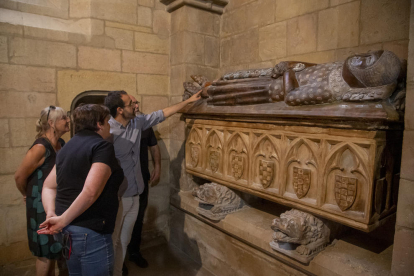 Robert Porta, director del monestir, mostrant el sepulcre d’Àlvar d’Àger a responsables de la Diputació i tècnics de la Generalitat.