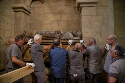 Robert Porta, director del monasterio, mostrando el sepulcro de Àlvar de Àger a responsables de la Diputación y técnicos de la Generalitat.
