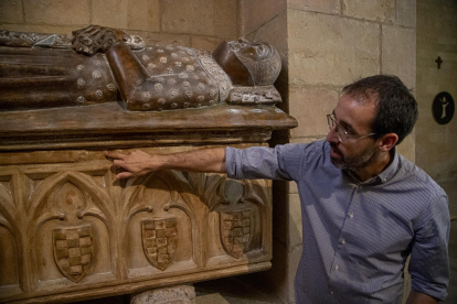 Robert Porta, director del monestir, mostrant el sepulcre d’Àlvar d’Àger a responsables de la Diputació i tècnics de la Generalitat.