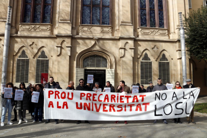 Treballadors i alumnes de la UdL, concentrats davant el Rectorat contra la nova Llei d'universitats