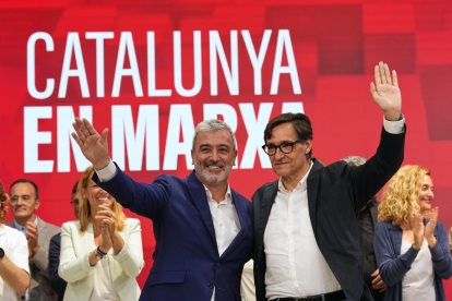 El candidato del PSC, Jaume Collboni, acompañado por Salvador Illa. 
