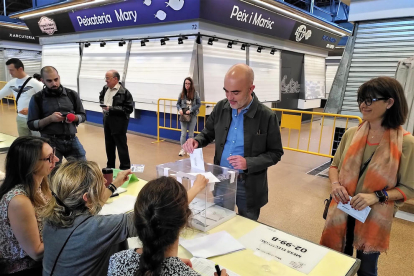 El candidato del PSC, Jaume Collboni, acompañado por Salvador Illa. 