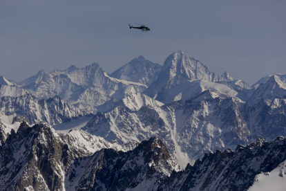 Un helicóptero sobrevolando los Alpes franceses.