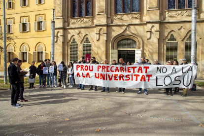 Concentración de profesores, personal y estudiantes de la UdL contra la nueva ley universitaria.