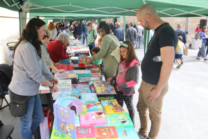 Lleida estrena el 'Lletra petita' con un amplio abanico de librerías locales que atraen centenares de familias y niños