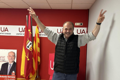 Serrano celebrant ahir els resultats de les eleccions municipals a Vielha.