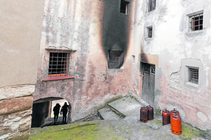 La fachada de esta fortificación medieval en Sant Guim de la Plana tras el incendio. 