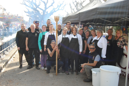 El grupo de voluntarios en Ponts, con la chef, Rosa Boix. 