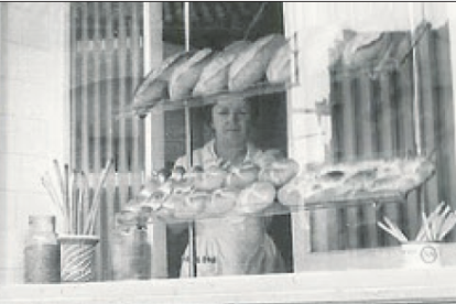 La madre de Joan Oró ordenando los productos en venta en la panadería.