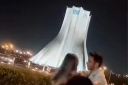 Frame del vídeo en que los dos jóvenes bailan en el centro de Teherán.