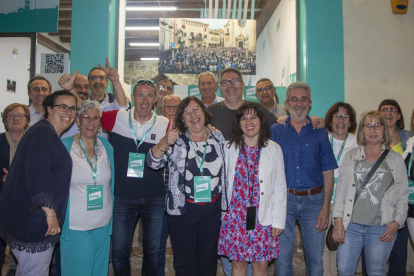 Rosa Maria Perelló y el equipo de Junts celebrando anoche la victoria electoral. 