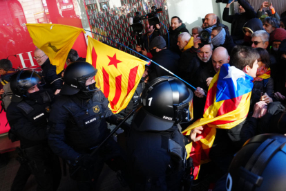 Una protesta promoguda pels CDR davant del Consolat de França contra la cimera hispanofrancesa.