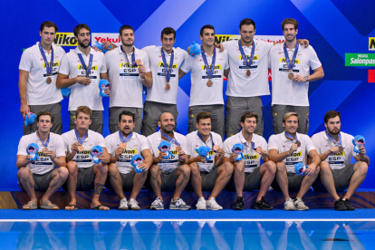 L’equip espanyol de waterpolo va rebre ahir el bronze que va conquerir dissabte davant de Sèrbia.