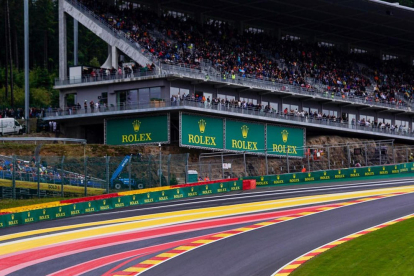 Vestappen celebra el triunfo en el Gran Premio de Bélgica junto a su compañero ‘Checo’ Pérez.