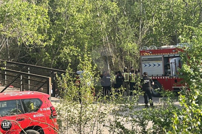 Efectivos de los servicios de emergencia, en el lugar desde donde se habría lanzado al agua el hombre.