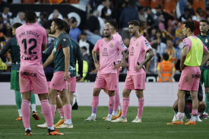 Los jugadores del Espanyol, desolados tras consumar su descenso en Mestalla.