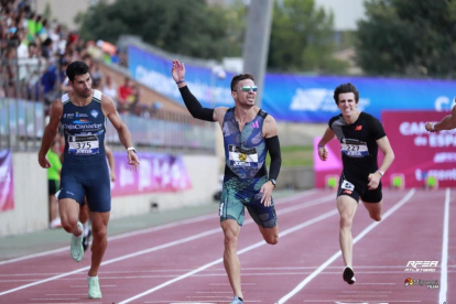 Bernat Erta, a la dreta, durant la final dels 400 metres.