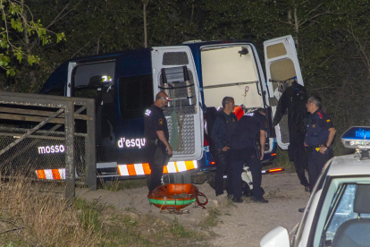 Mossos d’esquadra momentos antes de sacar el cuerpo del canal de Balaguer a su paso por la Mitjana. 