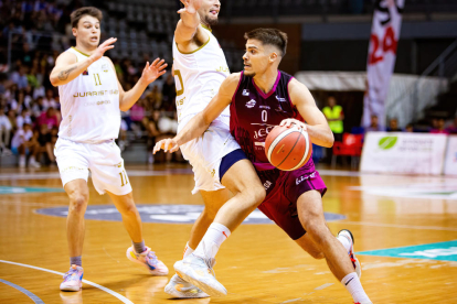 Diogo Brito controla la pilota en el matx al Barris Nord davant del Juaristi.