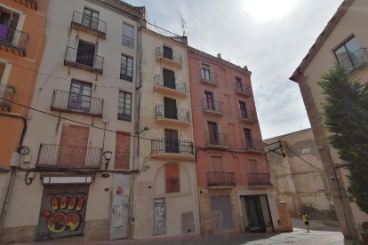 Els tres edificis del carrer Cavallers que la Paeria preveu demolir.