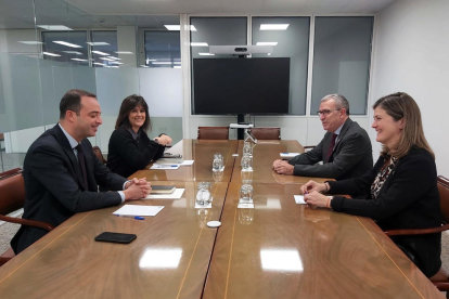 Reunió de la síndica d'Aran, Maria Vergés, amb el secretari d'Estat de Política Territorial.