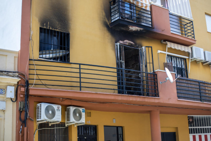 Detall de l'immoble en el qual han mort tres persones i algunes més han resultat ferides en l'incendi d'un habitatge a Huelva.