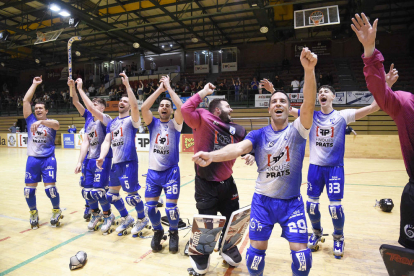 Nuno Paiva celebra el gol de falta directa que significava el 6-2 i gairebé la sentència per al Bassano.