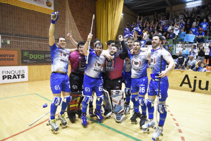 Nuno Paiva celebra el gol de falta directa que significava el 6-2 i gairebé la sentència per al Bassano.