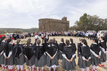 La fiesta de ayer reunió a más de cincuenta caramellaires del Hostal Nou y Peracamps en la plaza de la ermita de Santa Maria de Solà. 