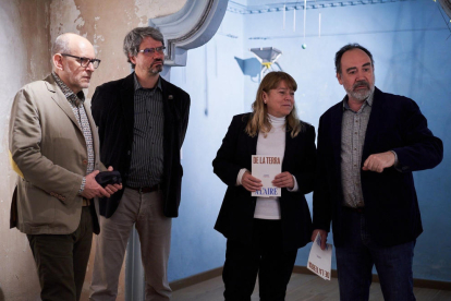 La consellera de Cultura, Natàlia Garriga (jaqueta blanca), va presidir la inauguració de la ruta Pedrolo.