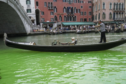L'aigua del Gran Canal de Venècia es tenyeix d'un misteriós verd fluorescent