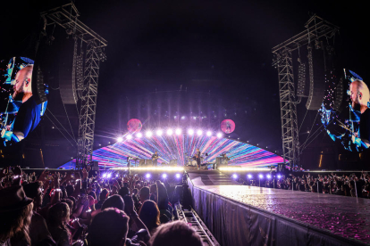 Público en el primero de los cuatro conciertos de Coldplay en el Estadi Olímpic de Barcelona