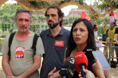 El portaveu de la CGT, Miquel González, el portaveu de la Intersindical, Marc Santasusanna, i la portaveu d'USTEC, Iolanda Segura, durant l'atenció als mitjans.
