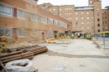 Un hospital gairebé nou. La construcció del nou bloc quirúrgic, a dalt, i de l’edifici de consultes externes, a baix, són les principals obres que s’estan executant a l’Arnau. Entre els dos sumen 71 milions.