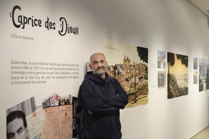 El ilustrador y dibujante leridano Òscar Sarramia, en la exposición ‘Caprice des Dieux’ en Barcelona.