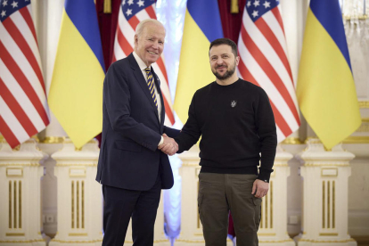 Joe Biden i Volodímir Zelenski, junts en la visita del president nord-americà a Kíiv dilluns.