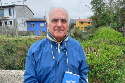 El leridano Eladi Romero con su nueva novela, ‘Noche de bodas’.