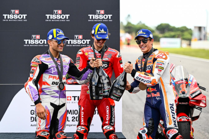 Julian Martín, Pecco Bagnaia i Marc Márquez, el podi de la primera cursa esprint de la història.
