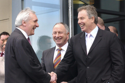 Imatge d’arxiu dels signants de l’acord, el nord-irlandès Bertie Ahern i el britànic Tony Blair.