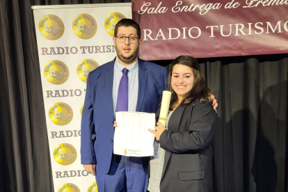 Salvador Trabalón, acompañado de su pareja Aroa, del Saroa.