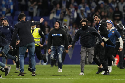 Seguidores del Espanyol, durante la invasión en el derbi.