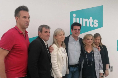 Postius, amb la número dos del partit, l'exconsellera Violant Cervera, i altres membres del grup municipal de Junts.